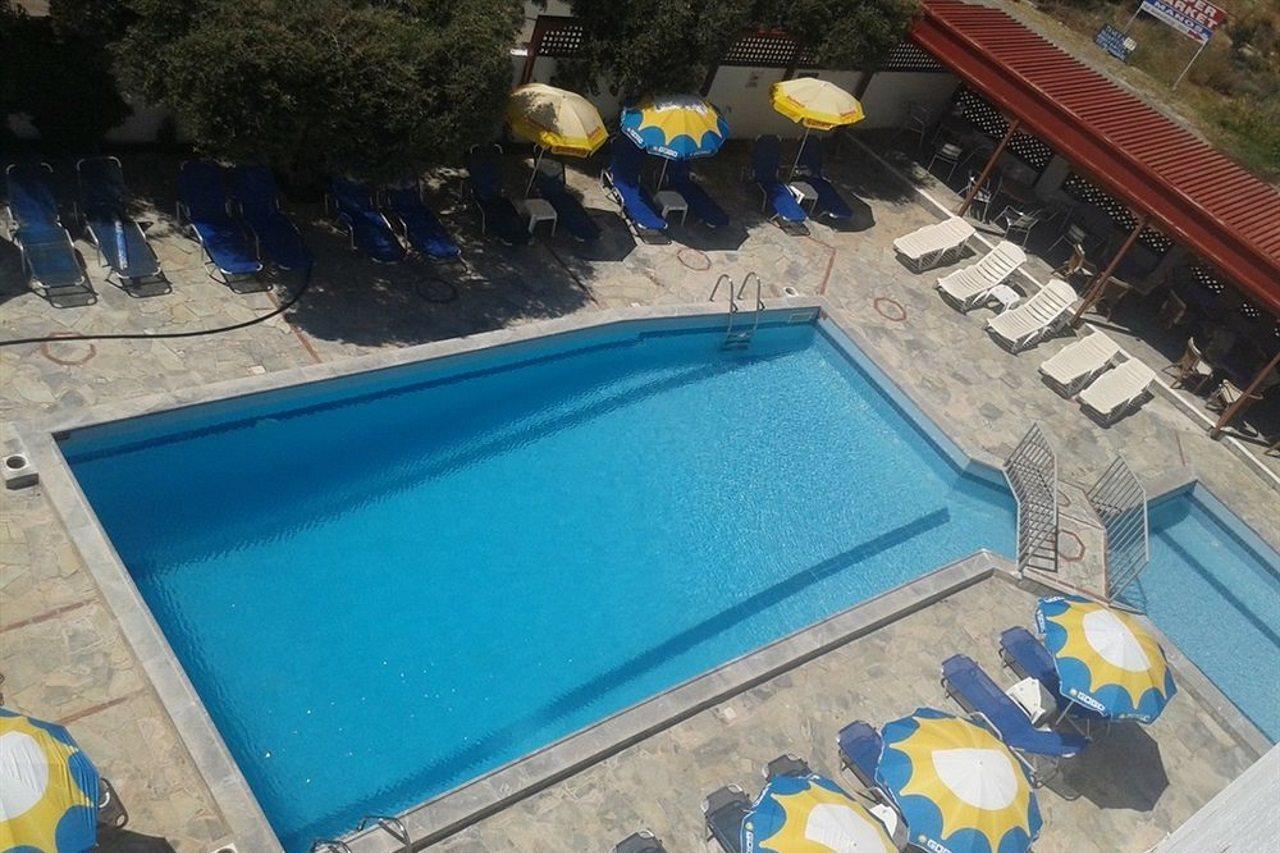Krits Hotel 헐소니소스 외부 사진