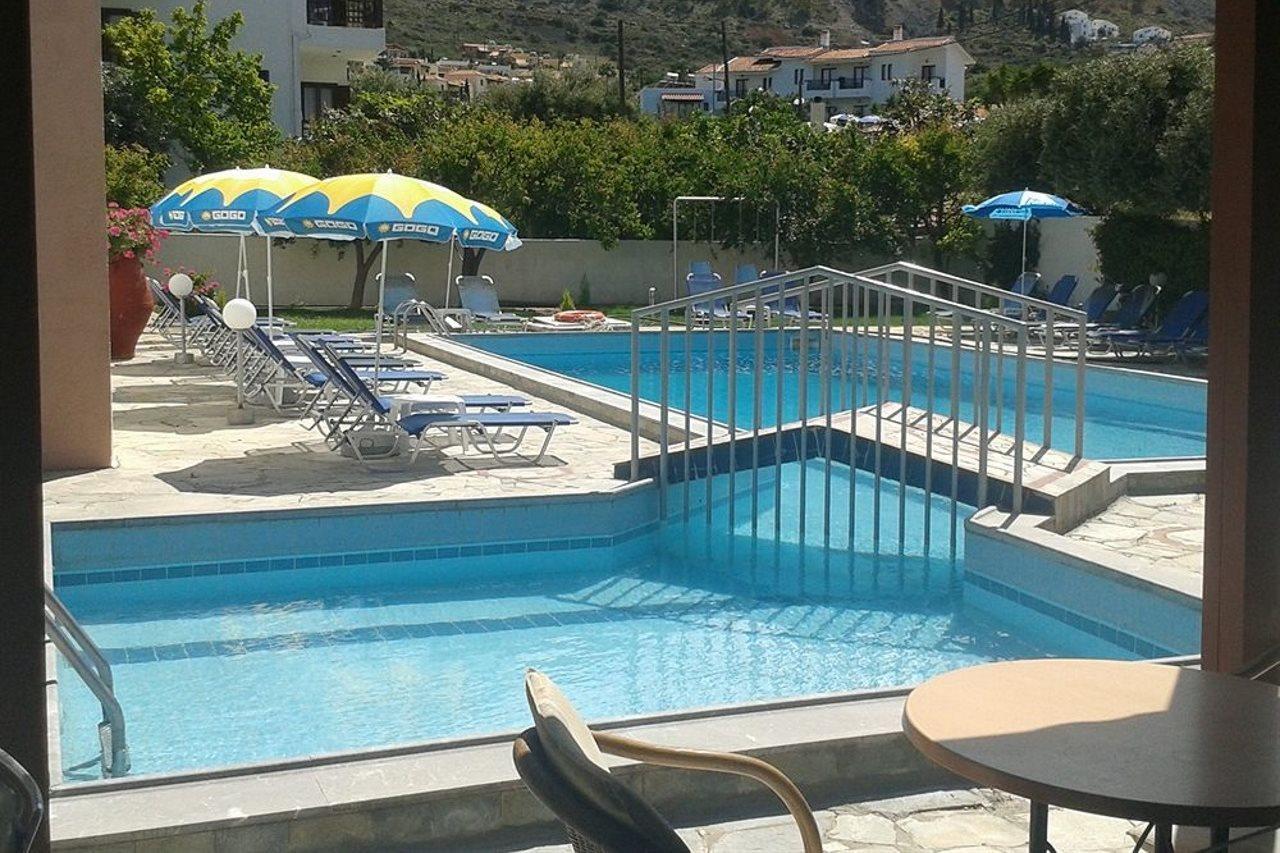 Krits Hotel 헐소니소스 외부 사진