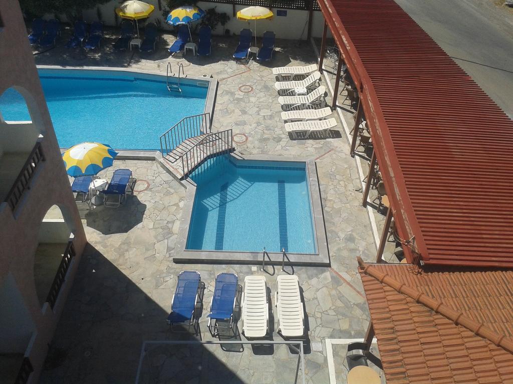 Krits Hotel 헐소니소스 외부 사진